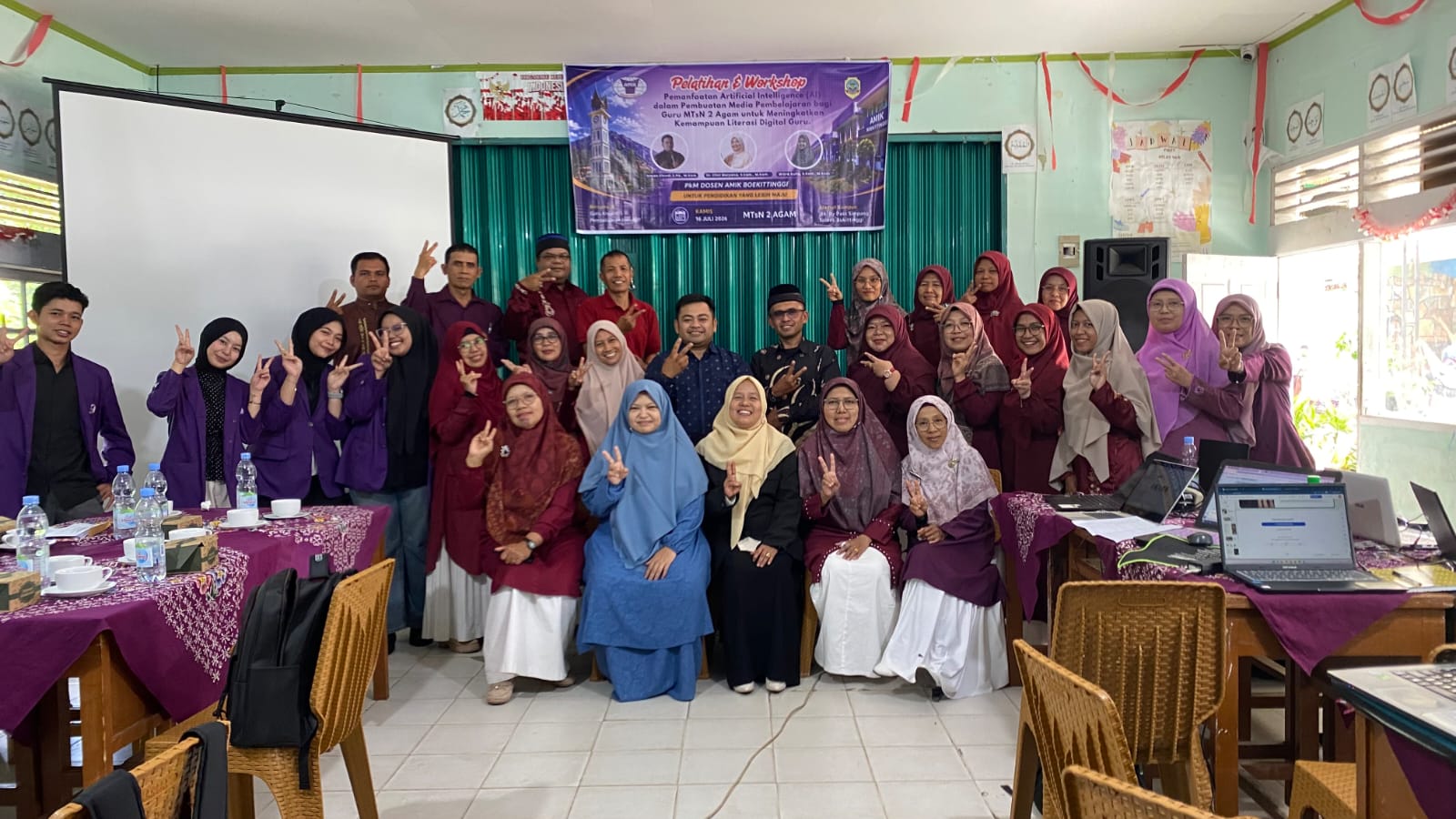 Dosen dan Mahasiswa PKM di MtsN 2 Agam