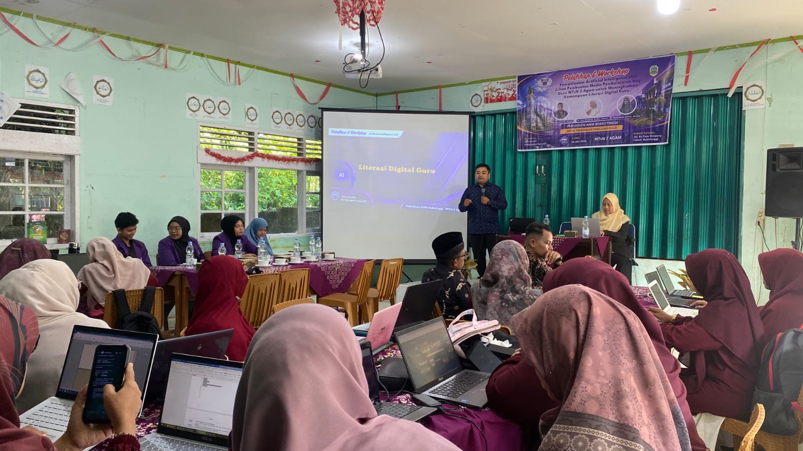 AMIK Bukittinggi Dorong Literasi Digital Guru melalui Pelatihan Pemanfaatan Artificial Intelligence di MTsN 2 Agam